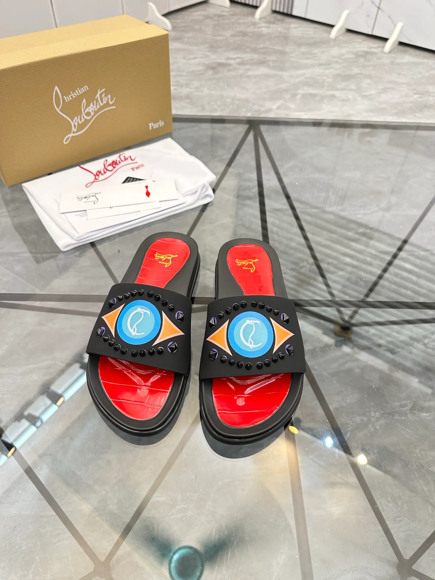 Men's shoes: 💰P340¥ Product trademark: CL red-soled shoes* "CL*" slippers Regular size: 38-44 (men's 45.46 can be customized) Product materials: imported cowhide upper, professional 5D craftsmanship, high-end rivets, sheepskin lining, original outsole. Number: 789
